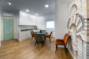 Full-size fridge, microwave, oven, stovetop