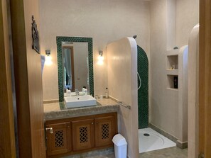 Shower, hair dryer, towels, soap - Rita House le Petit Paradis sur Terre (Marrakech)