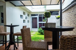 Standaard kamer, 1 twee- of 2 eenpersoonsbedden, niet-roken | Woonruimte | Een 32-inch lcd-televisie met kabelzenders en televisie