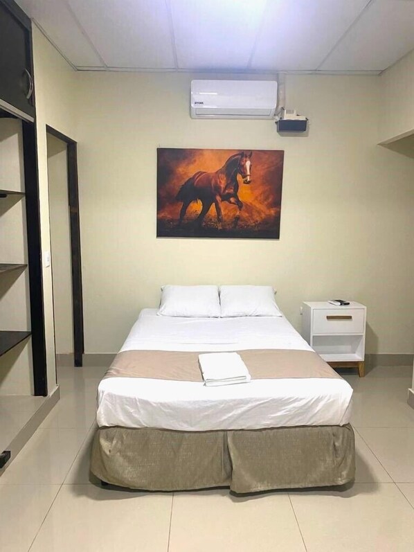 Standard Room, 1 Large Twin Bed, Non Smoking | Free WiFi, bed sheets
