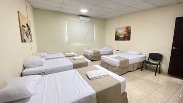 Chambre Familiale, plusieurs lits, non-fumeurs | 1 chambre, Wi-Fi gratuit, draps fournis
