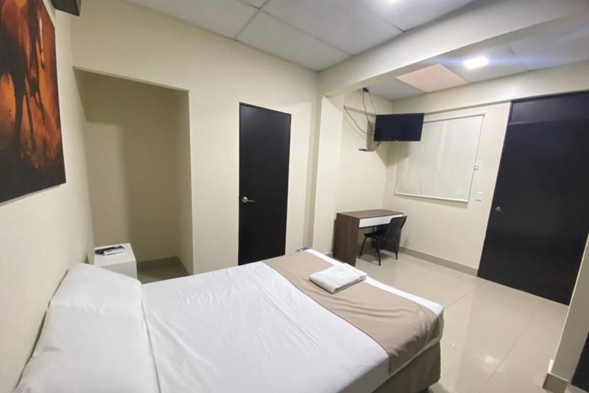 Standard Room, 1 Large Single Bed, Non Smoking | Free WiFi, bed sheets