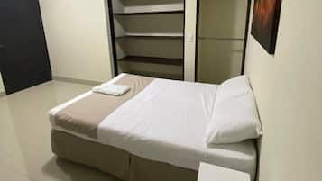 Standard Room, 1 Large Single Bed, Non Smoking | Free WiFi, bed sheets