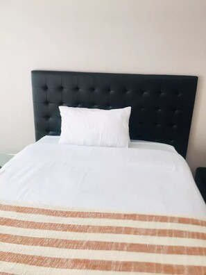 1 bedroom, iron/ironing board, WiFi, bed sheets - Garden 2 - en-suite (Harare)