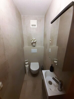Douche, serviettes fournies, savon, papier toilette