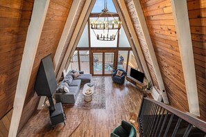 Smart-TV, Kamin, Bücher