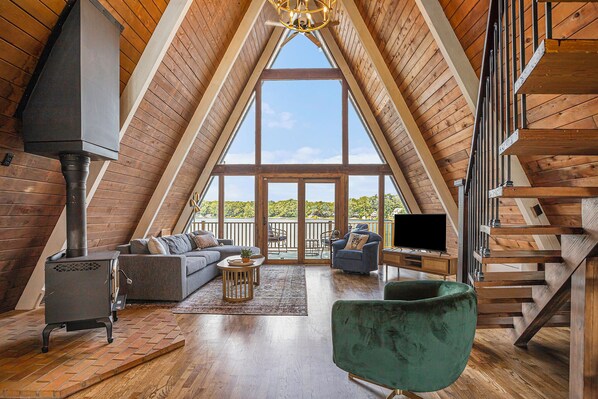 Smart-TV, Kamin, Bücher