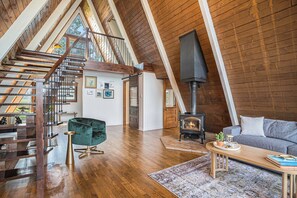 Smart-TV, Kamin, Bücher