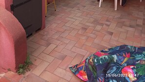 An outdoor patio with a barbecue grill, seating area, and potted plants. - Maison de Vacances, Proche de la Plage! (Fréjus)