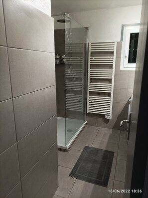 Een haardroger, handdoeken, shampoo, toiletpapier