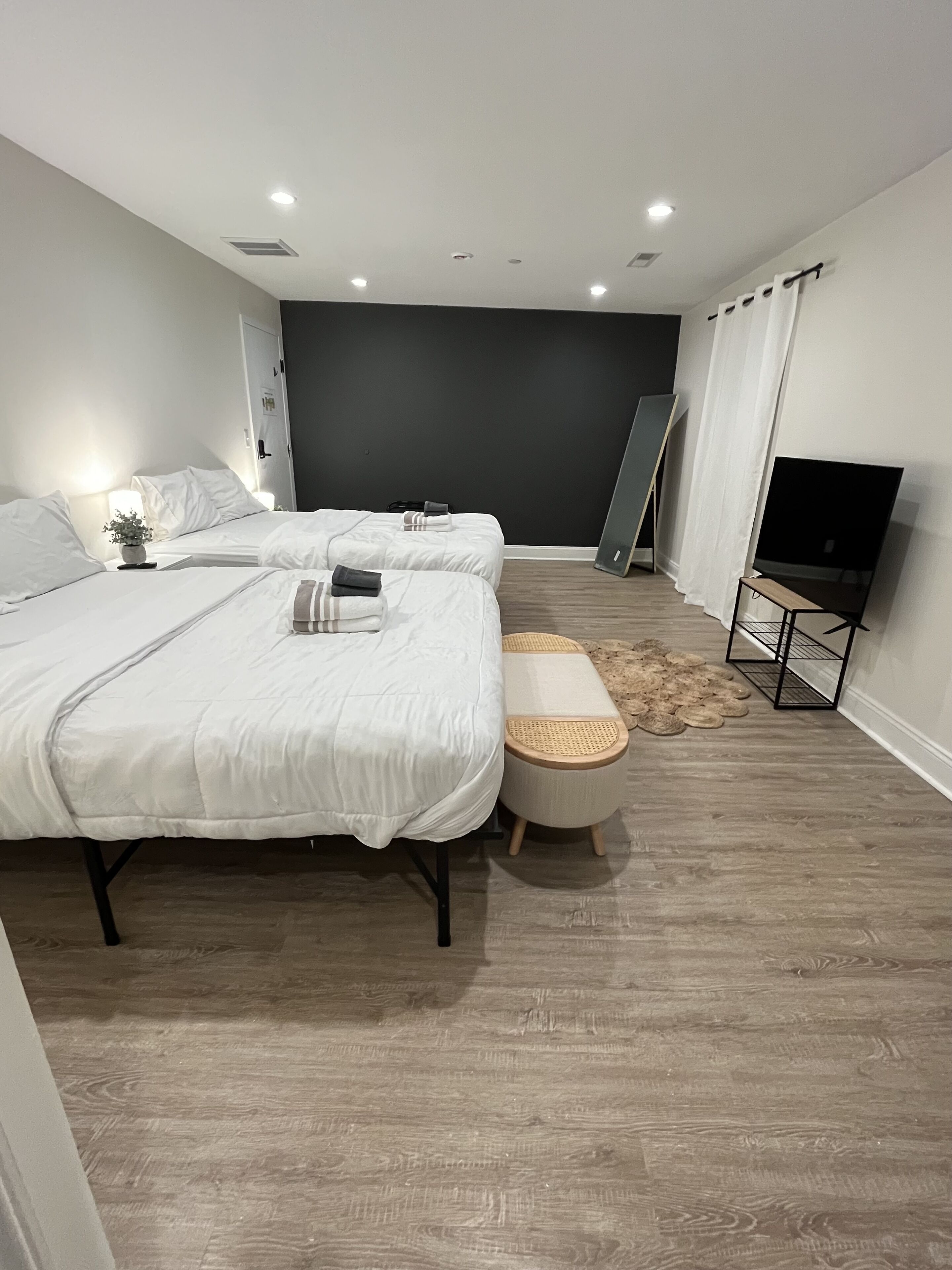 2 Queen Beds TV-Bathroom-Fridge-Coffee-Laundry - 10 min airport & downtown 1D