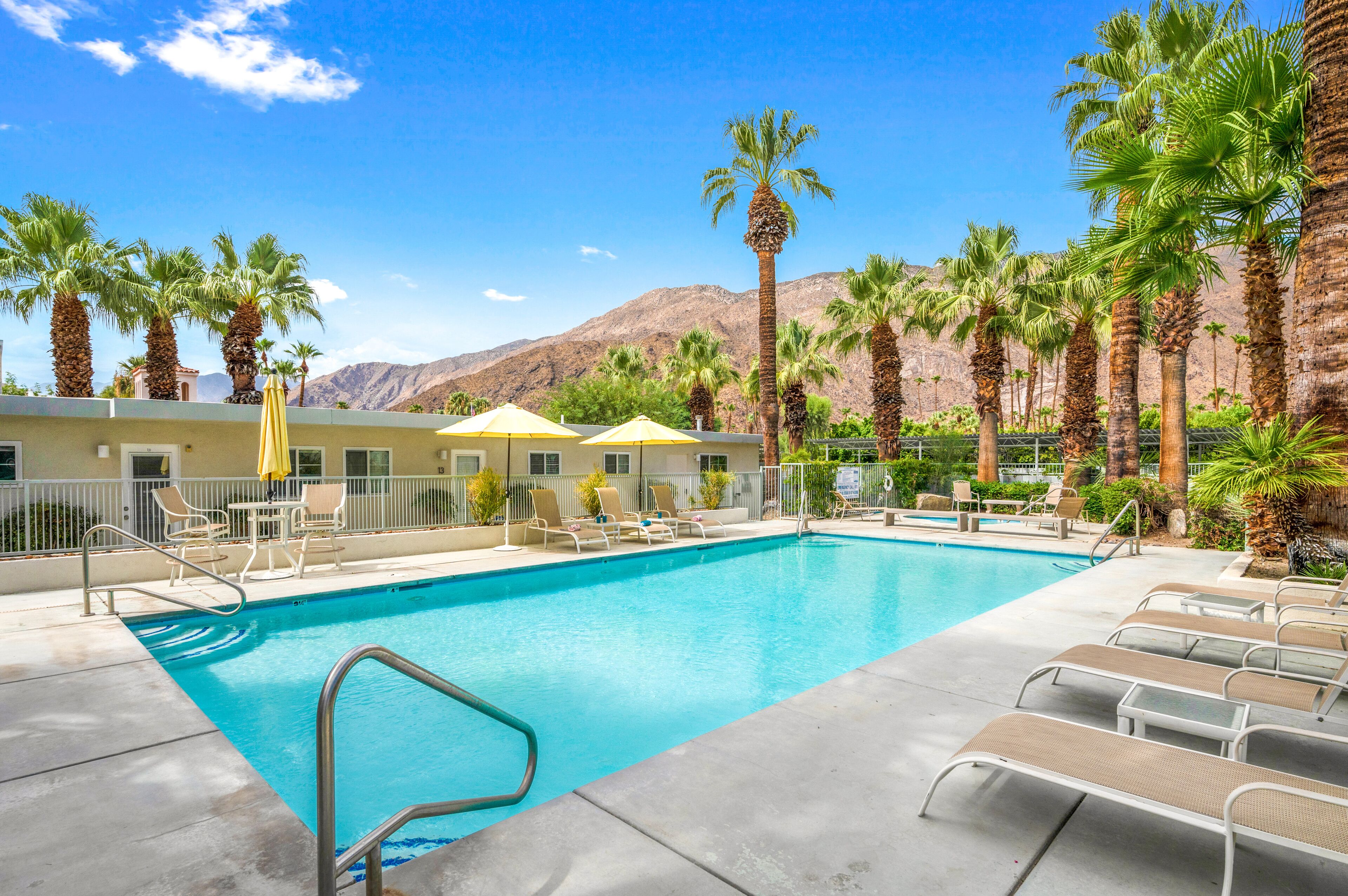 PS Gem: Sublime Condo Walking Distance to Downtown