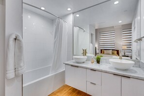 Apartamento Deluxe, 2 habitaciones, 2 baños | Baño | Artículos de higiene personal gratuitos, secador de pelo y toallas