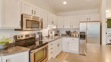 Refrigerador, microondas, horno, placa de cocina