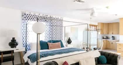 17th ave Unit B Casita · Cozy Luxury | Central Phoenix | Minutes to GOLF