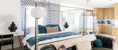 Iron/ironing board, WiFi, bed sheets