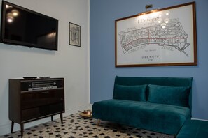 Televisor intel·ligent i llibres 