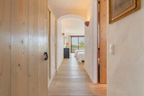 5 chambres, bureau, fer et planche à repasser, lit parapluie