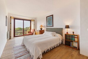 5 chambres, bureau, fer et planche à repasser, lit parapluie