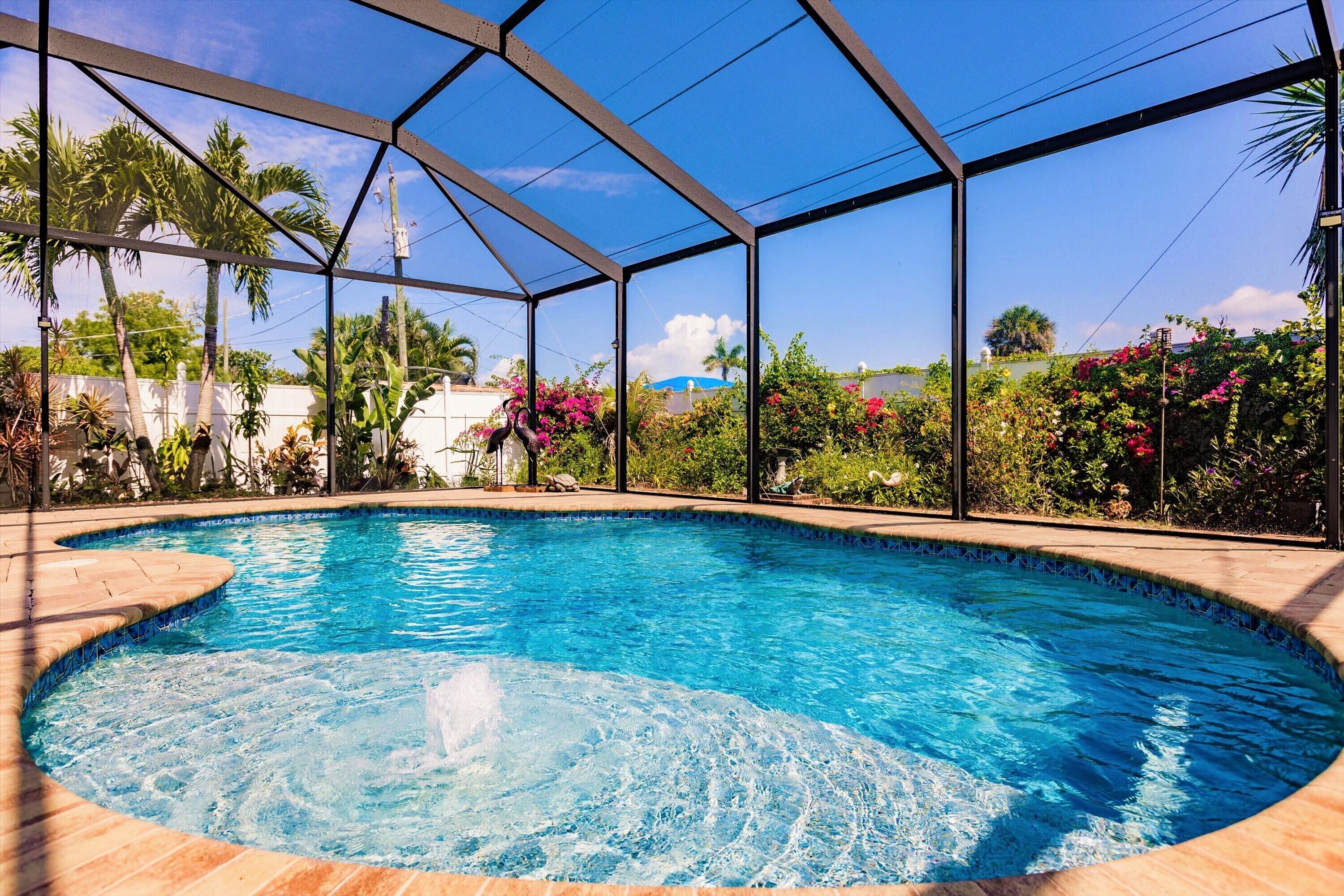 Alberca al aire libre y alberca climatizada