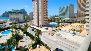 Un hotel di grandi dimensioni con diversi piani, una piscina e vista sulla costa.