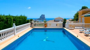 A rectangular swimming pool with a white balustrade, surrounded by a white fence. - Vacation home Noosa by Interhome (Calpe/Calp)