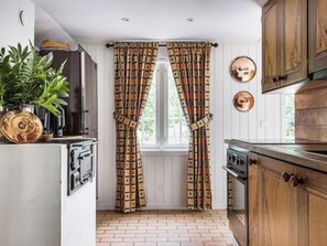 Kjøleskap, mikrobølgeovn, ovn og brødrister