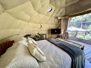 1 bedroom, bed sheets