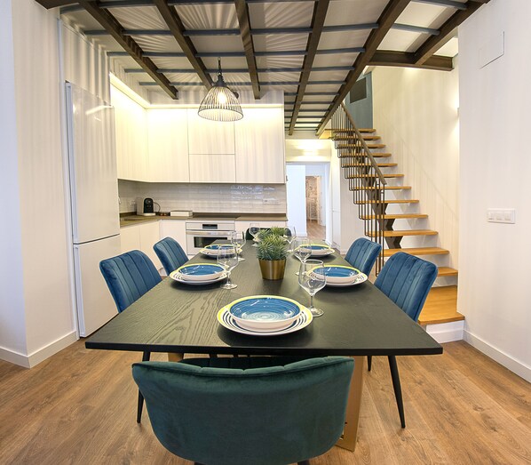 Family Apartment | Private kitchen | Full-size fridge, microwave, oven, stovetop - TULAYTULAH CERVANTES 5 COLLECTION (Toledo)