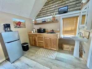 Fridge, microwave, stovetop, coffee/tea maker - Earl's Cabin. Quiet 1930s hand hewn log cabin. Fishing hunting opportunities. (Sheridan)