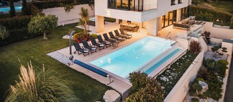 4BD villa for up to 8 with large swimming pool, jacuzzi, sauna, gym, bocci