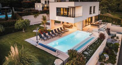 4BD-Villa für bis zu 8 Personen mit großem Swimmingpool, Whirlpool, Sauna, Fitnessraum, Boccia