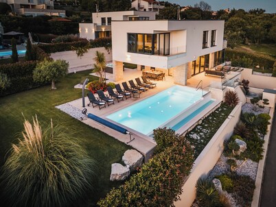 4BD villa for up to 8 with large swimming pool, jacuzzi, sauna, gym, bocci