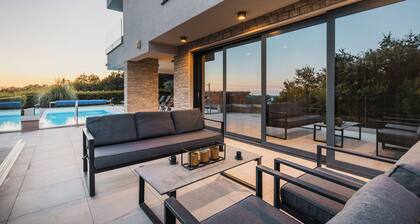 4BD villa for up to 8 with large swimming pool, jacuzzi, sauna, gym, bocci