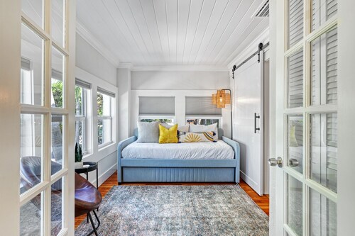 Beautiful Newly Renovated Home Close to Downtown & Beach