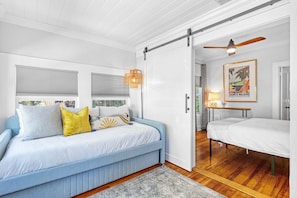 4 bedrooms, iron/ironing board, travel crib, WiFi - Beautiful Newly Renovated Home Close to Downtown & Beach (Lake Worth)