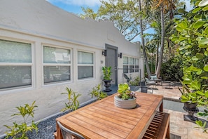 Outdoor dining - Beautiful Newly Renovated Home Close to Downtown & Beach (Lake Worth)