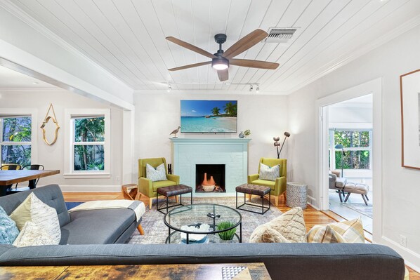 Smart TV - Beautiful Newly Renovated Home Close to Downtown & Beach (Lake Worth)