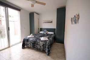 1 slaapkamer, een bureau, een strijkplank/strijkijzer, reisbedje