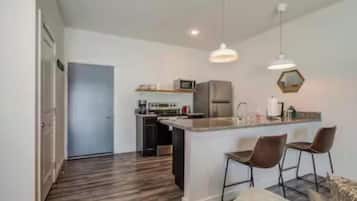 Réfrigérateur, micro-ondes, four, lave-vaisselle