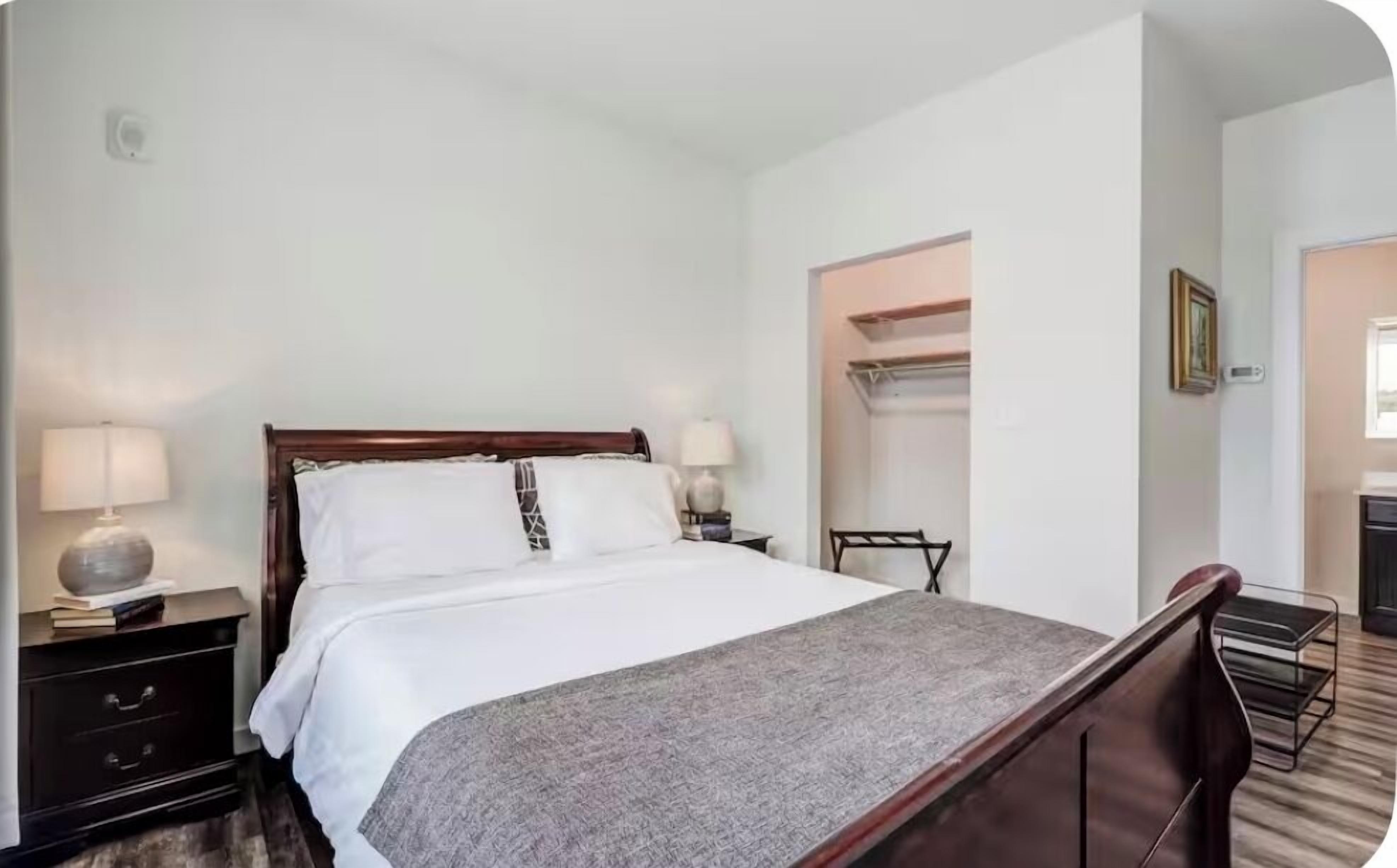 1 chambre, coffres-forts dans les chambres, fer et planche à repasser