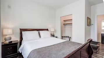 1 chambre, coffres-forts dans les chambres, fer et planche à repasser