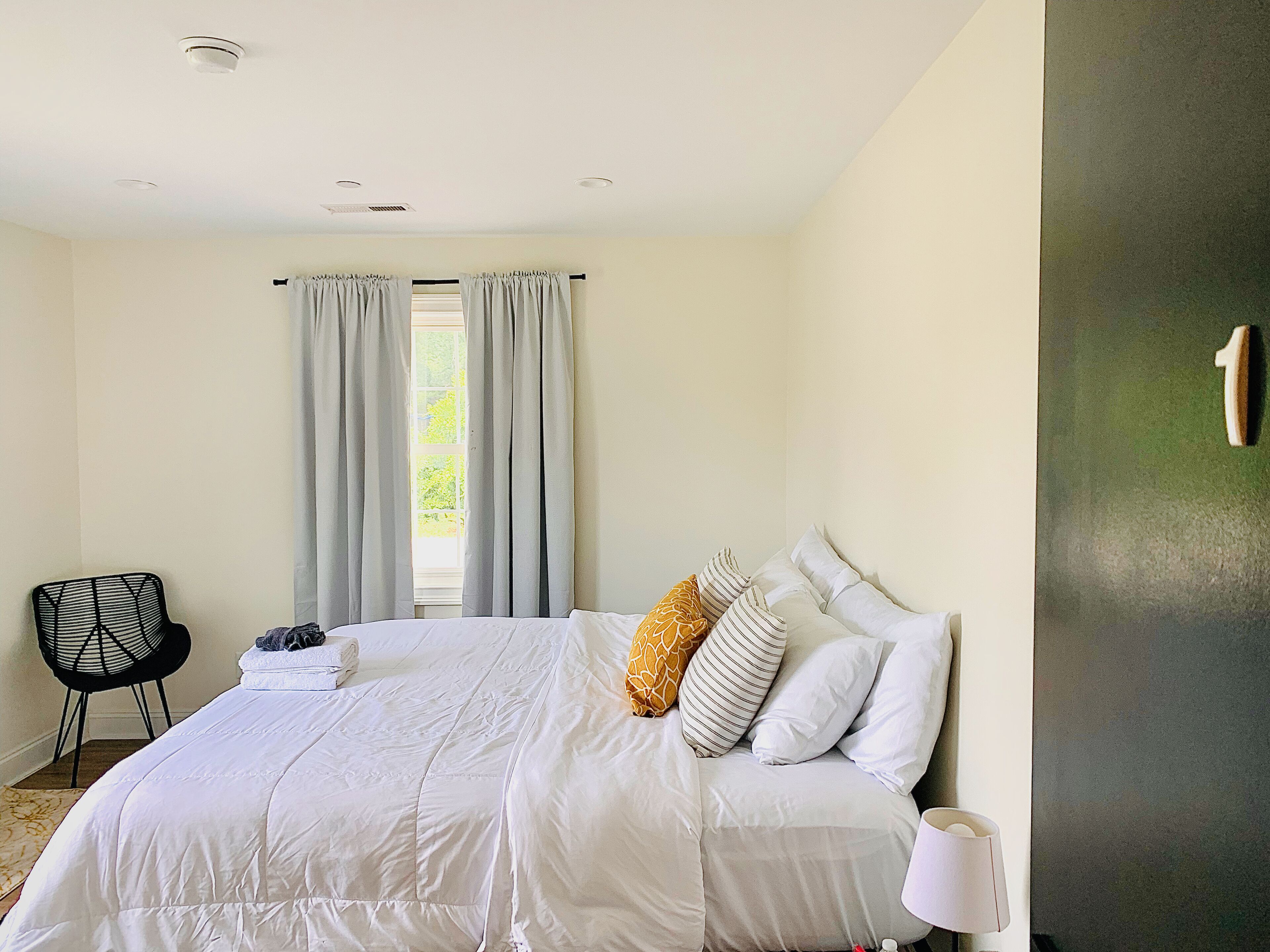 1C King room private bathroom in shared Inn - 10m airport CHS riverfront park