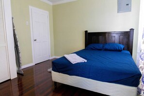 2 habitaciones, tabla de planchar con plancha, wifi y ropa de cama 