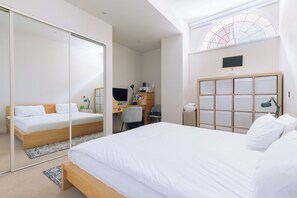 2 عدّة غرف نوم ومكواة/لوح كي وخدمة الإنترنت وملاءات أسرّة