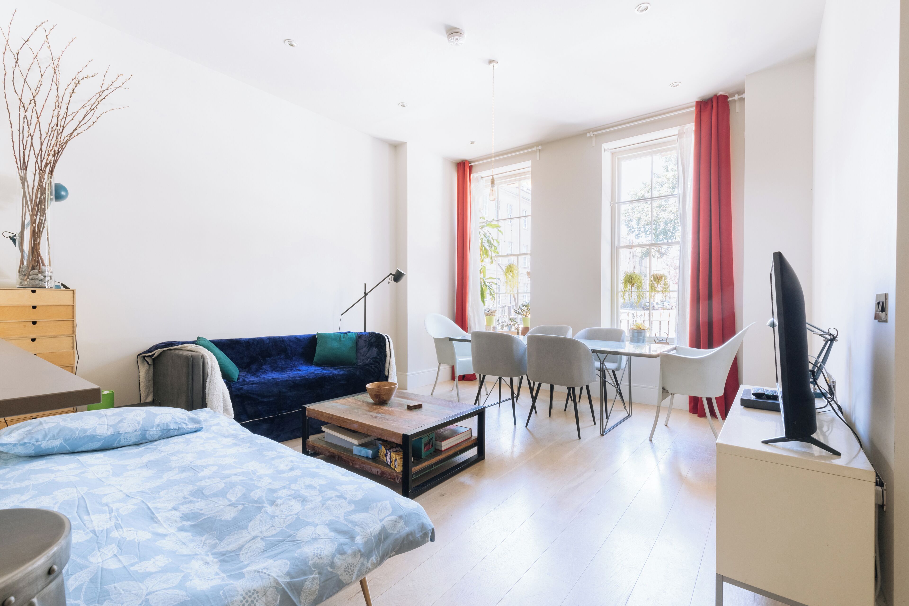 Televisión y oficina 