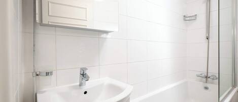 Badewanne, Haartrockner, Shampoo