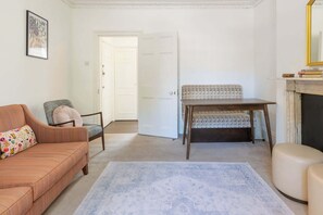 TV, offices - Picturesque 2BD Home, Heart of Islington (London)