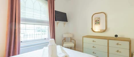 1 habitación, tabla de planchar con plancha y ropa de cama
