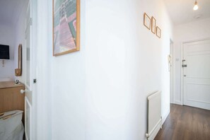 Interior - Picturesque 2BD Home, Heart of Islington (London)